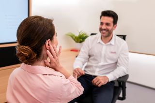  Persona realizando prueba gratuita de audífonos en centro clínico auditivo